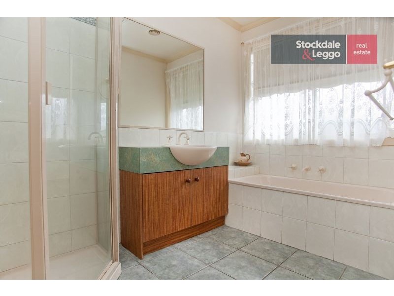 17 Baynton Crescent, Roxburgh Park VIC 3064
