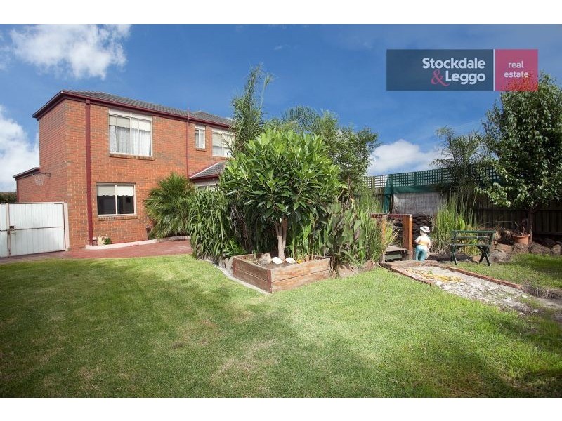 17 Baynton Crescent, Roxburgh Park VIC 3064