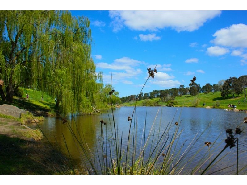 15 Bluebird Way, Roxburgh Park VIC 3064