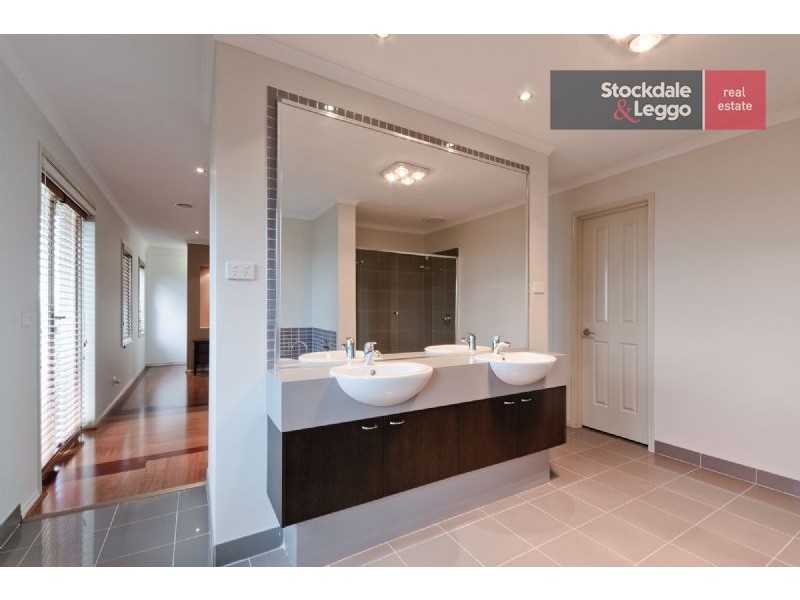 12 Windrock Avenue, Craigieburn VIC 3064