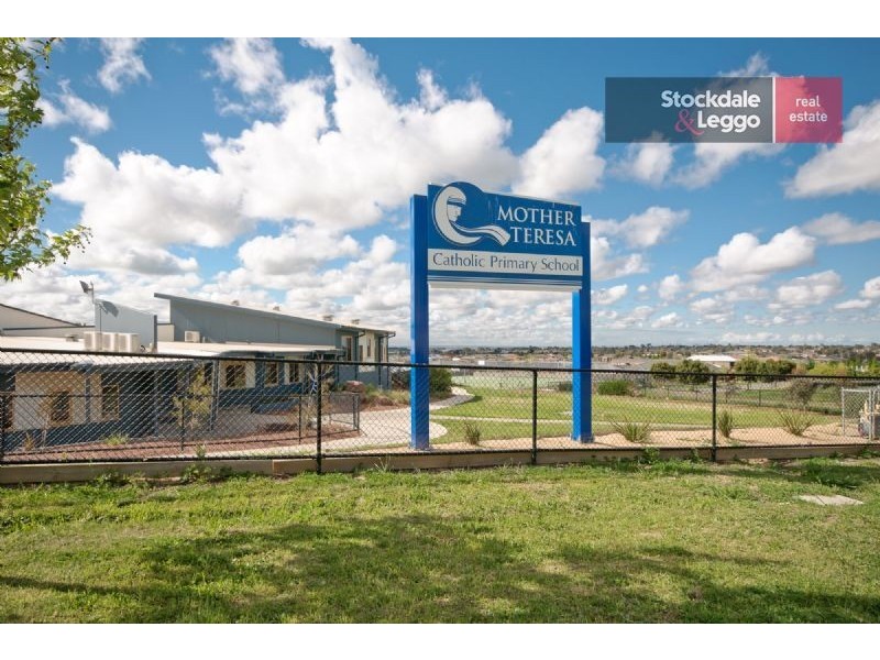 12 Windrock Avenue, Craigieburn VIC 3064