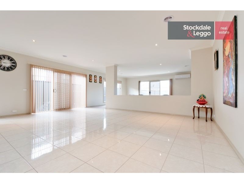 8 Fairhaven Boulevard, Craigieburn VIC 3064