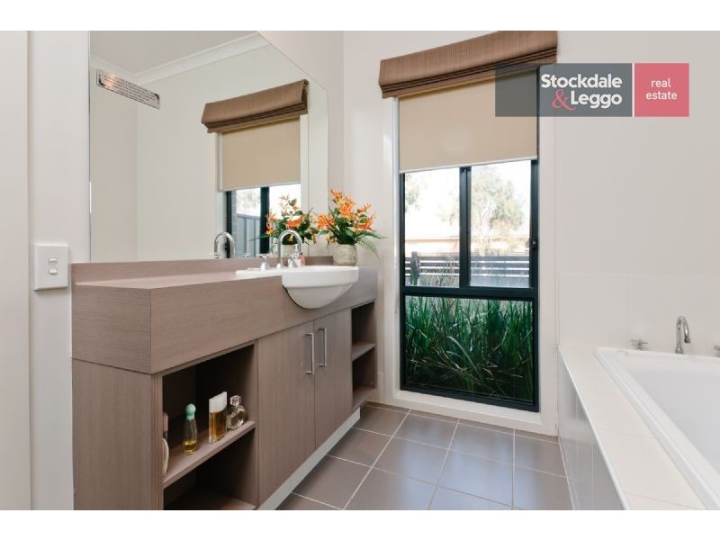 2 Sheffield Way, Craigieburn VIC 3064