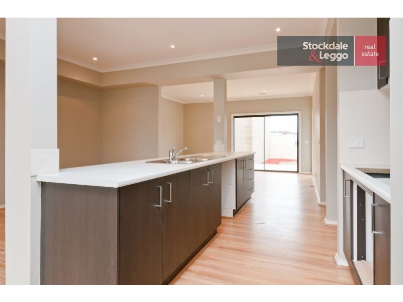 4/1 Clarendon Avenue, Craigieburn VIC 3064