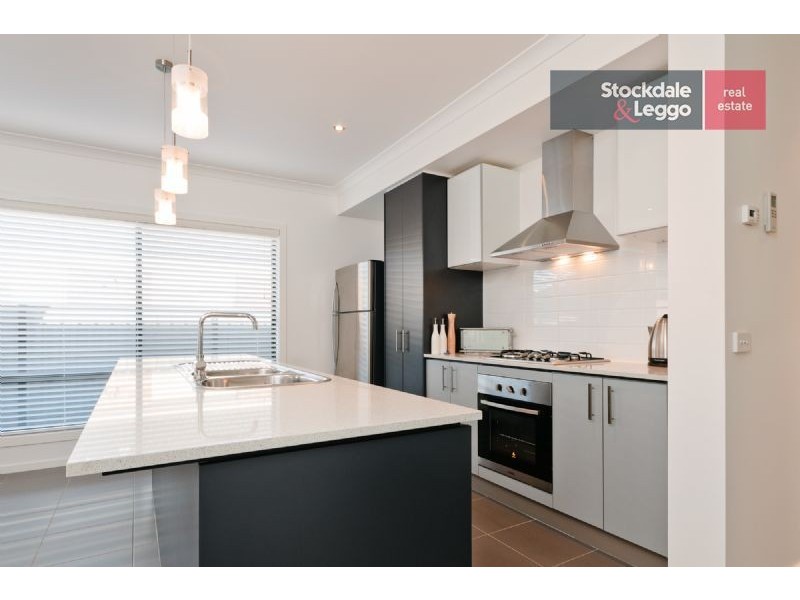 8 Dempster Drive, Craigieburn VIC 3064