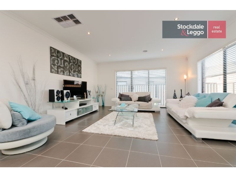 8 Dempster Drive, Craigieburn VIC 3064