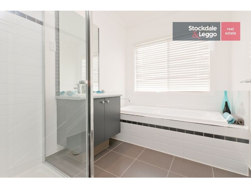 8 Dempster Drive, Craigieburn VIC 3064