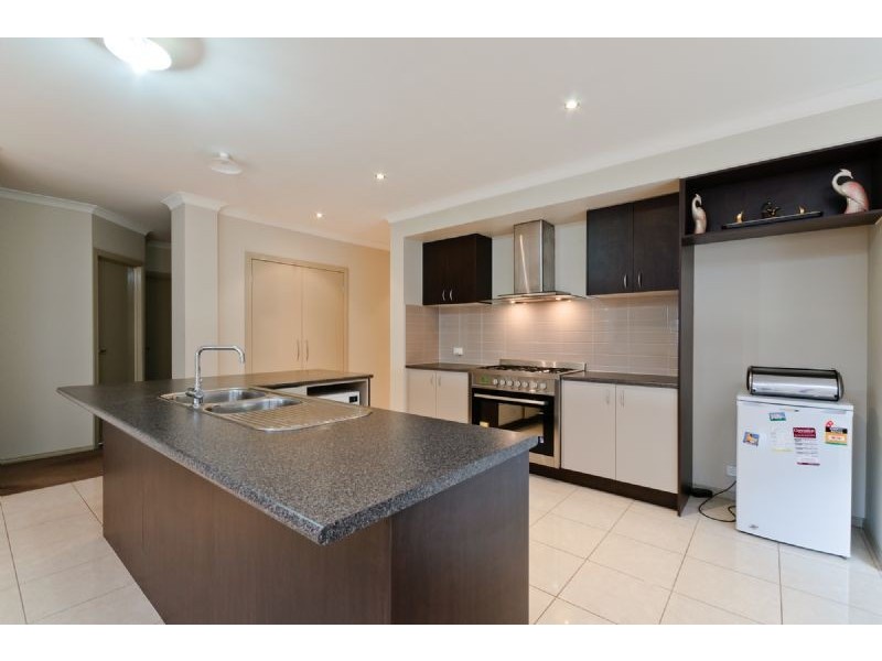 8 Fairhaven Boulevard, Craigieburn VIC 3064