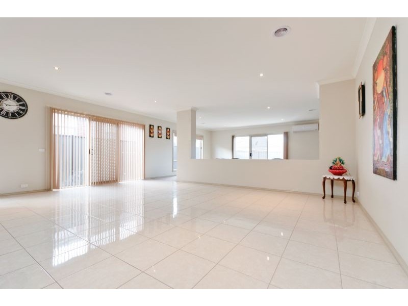 8 Fairhaven Boulevard, Craigieburn VIC 3064