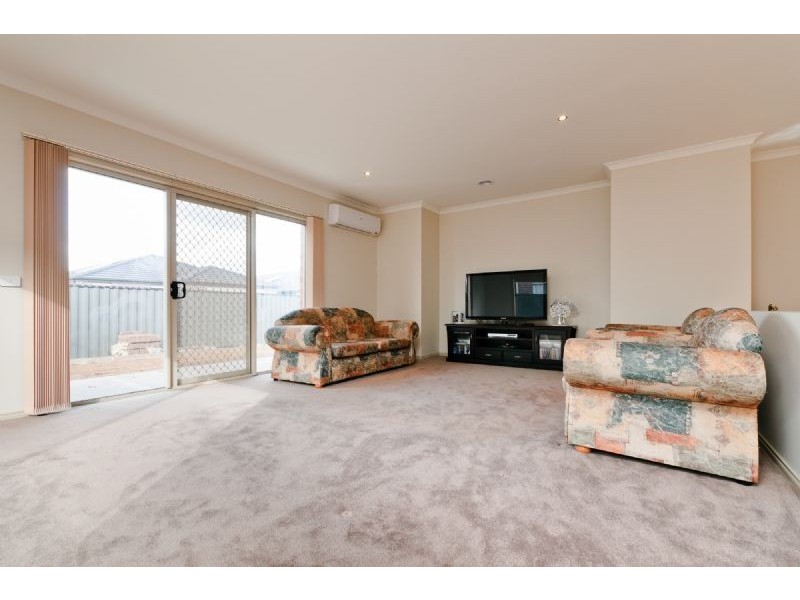 8 Fairhaven Boulevard, Craigieburn VIC 3064
