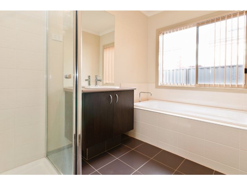 8 Fairhaven Boulevard, Craigieburn VIC 3064