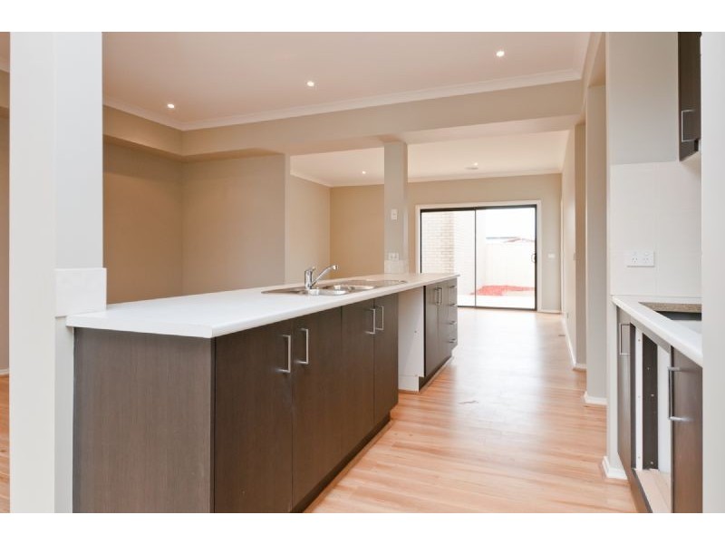 4/1 Clarendon Ave, Craigieburn VIC 3064