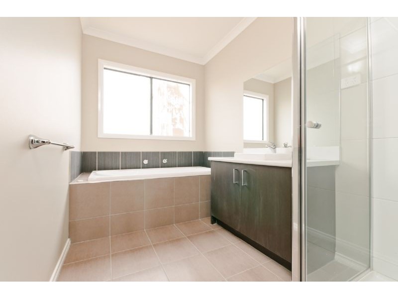 4/1 Clarendon Ave, Craigieburn VIC 3064