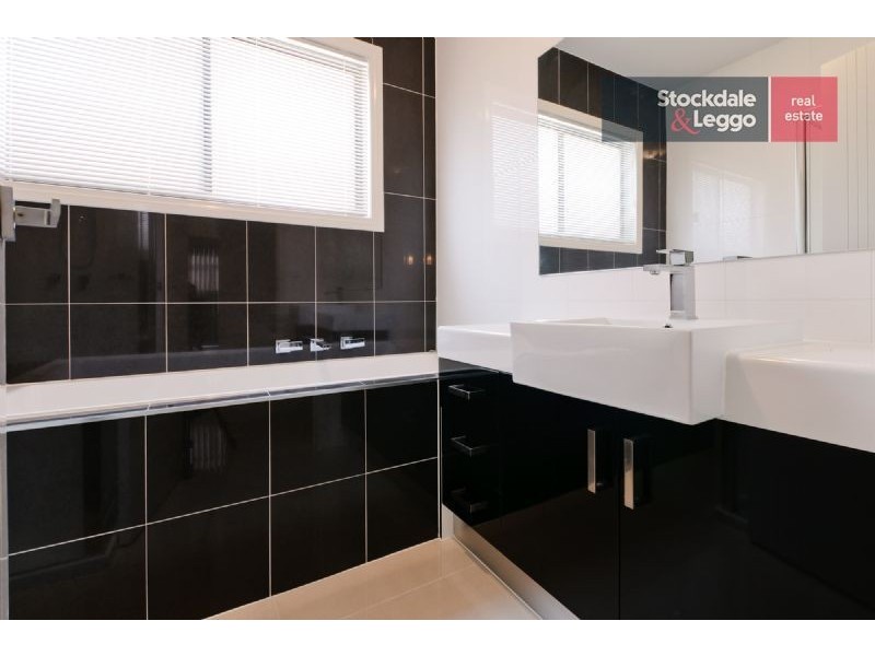 24 Rockwall Drive, Craigieburn VIC 3064