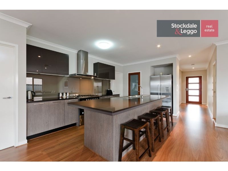 8 Bottlebrush Road, Craigieburn VIC 3064