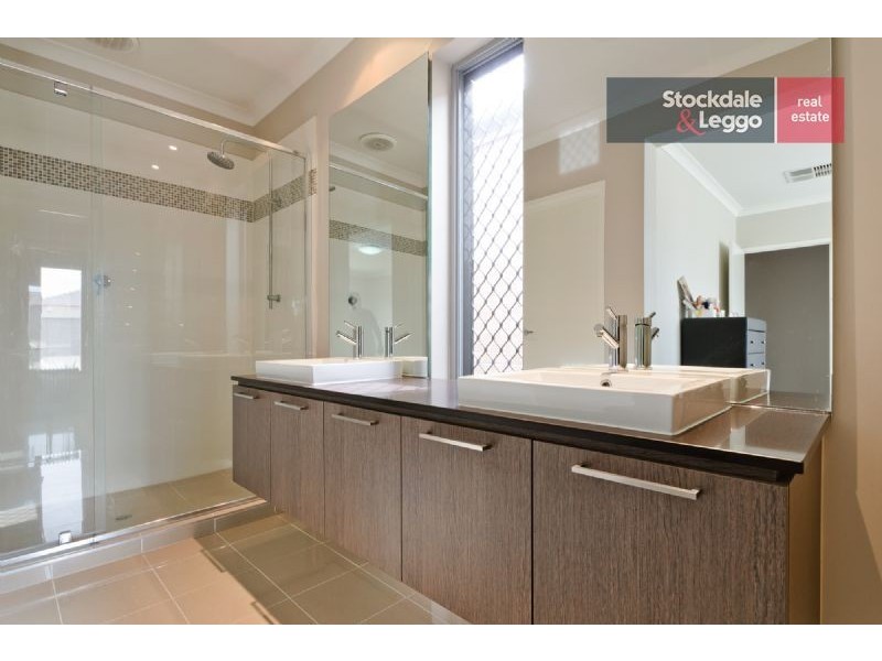 8 Bottlebrush Road, Craigieburn VIC 3064