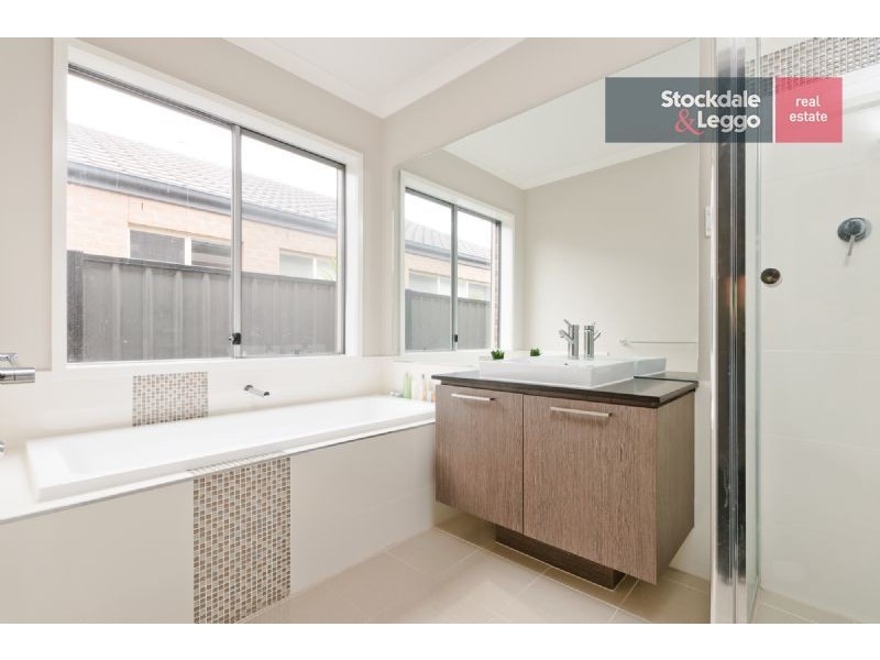 8 Bottlebrush Road, Craigieburn VIC 3064