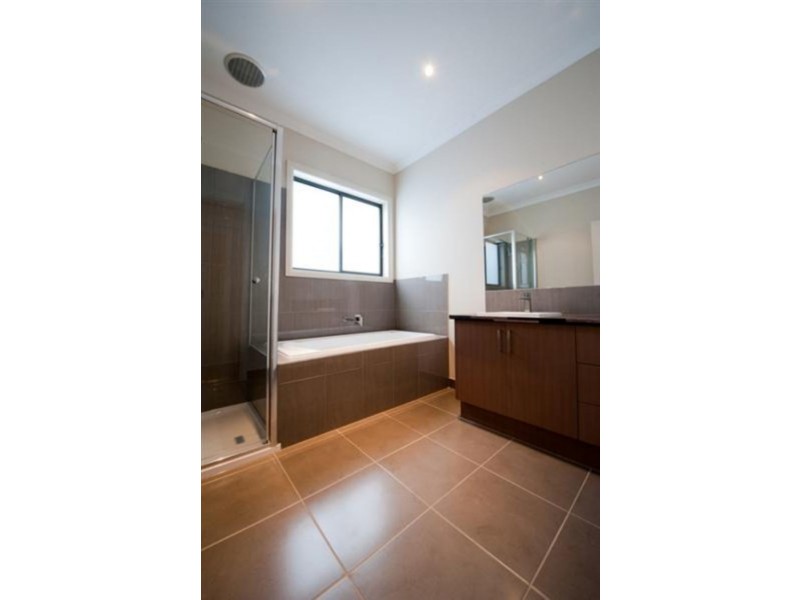 4 Clapham Way, Craigieburn VIC 3064