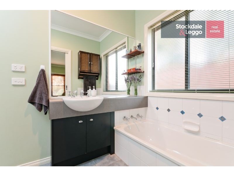 17 Leawood Glade, Craigieburn VIC 3064