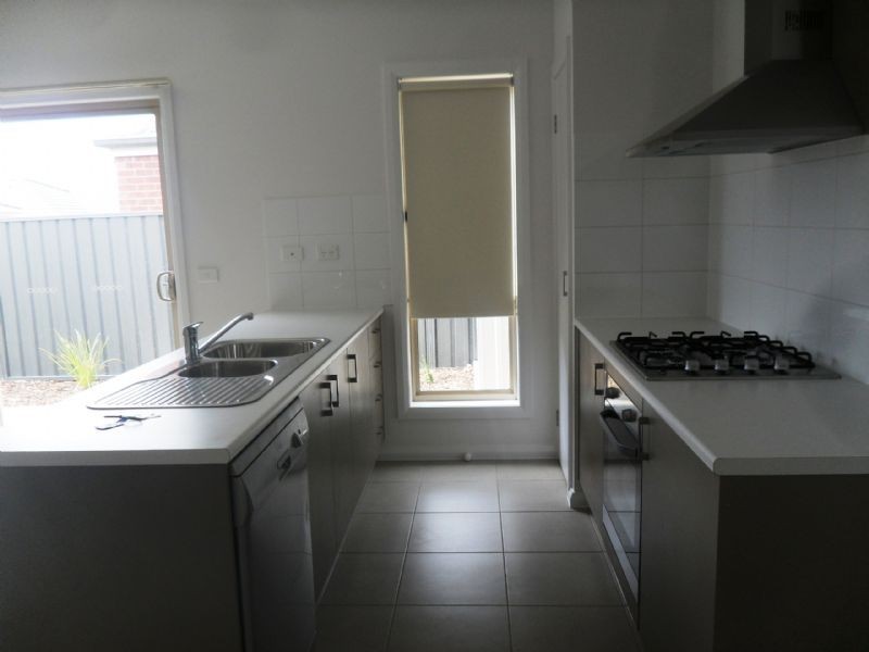 2/6 Hedland Court, Craigieburn VIC 3064