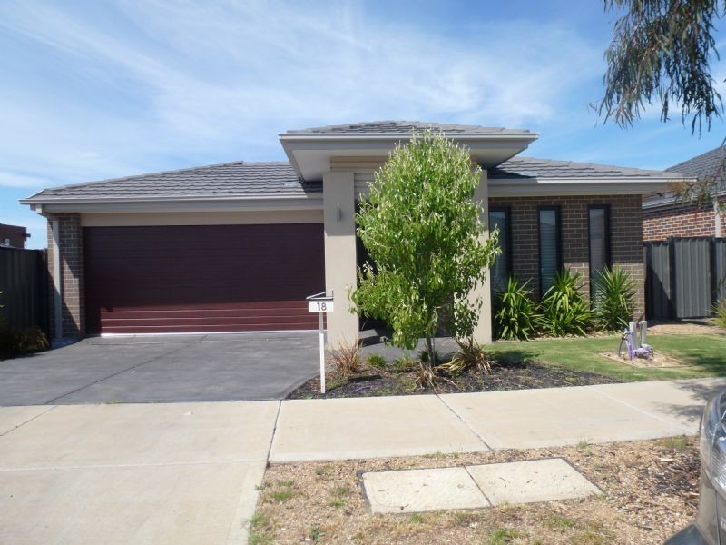 18 Oakgrove Drive, Craigieburn VIC 3064