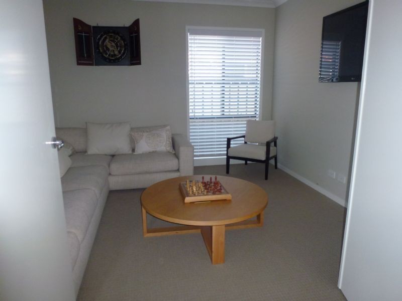 18 Oakgrove Drive, Craigieburn VIC 3064