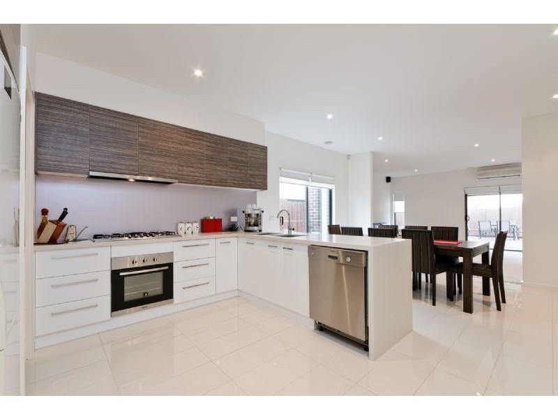 16 Kensley Circuit, Craigieburn VIC 3064