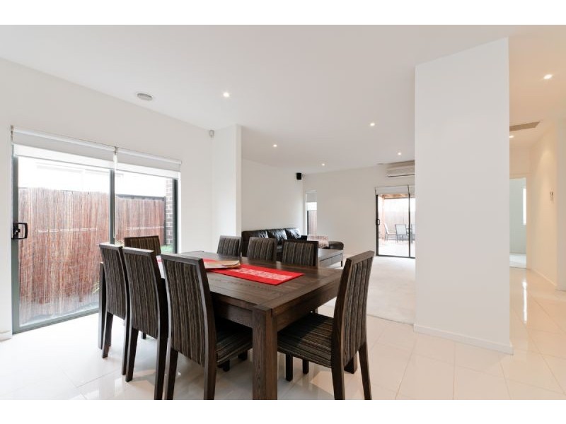 16 Kensley Circuit, Craigieburn VIC 3064