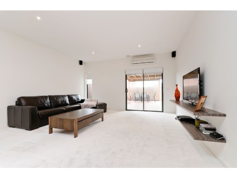 16 Kensley Circuit, Craigieburn VIC 3064