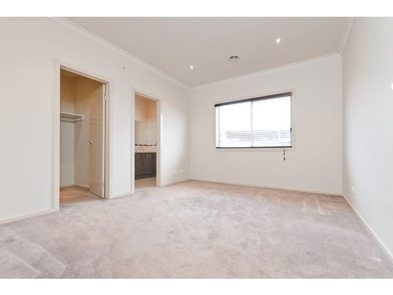 6 Kinglake Crescent, Craigieburn VIC 3064