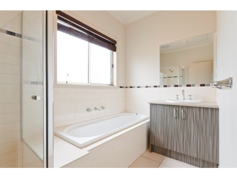 6 Kinglake Crescent, Craigieburn VIC 3064