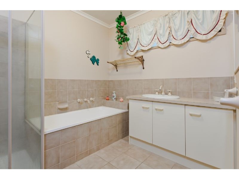 8 Radstock Place, Craigieburn VIC 3064