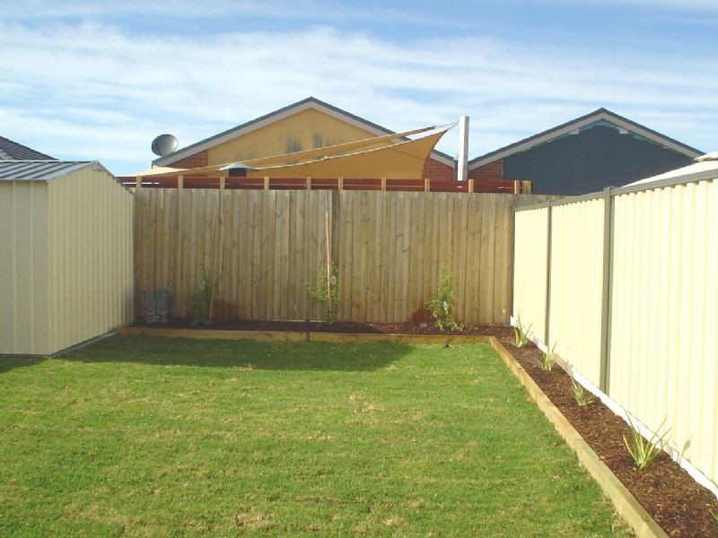 B/2 Balmoral Close, Hillside VIC 3037