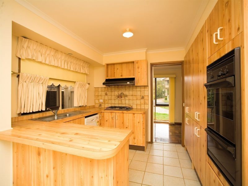 9 Santa Monica Drive, Taylors Lakes VIC 3038