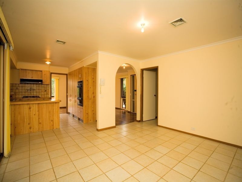 9 Santa Monica Drive, Taylors Lakes VIC 3038