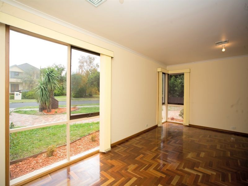 9 Santa Monica Drive, Taylors Lakes VIC 3038