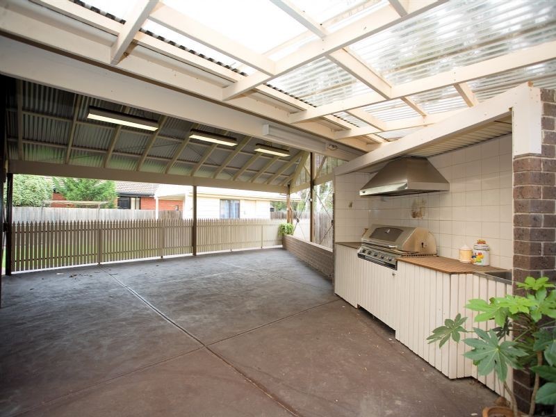 9 Santa Monica Drive, Taylors Lakes VIC 3038