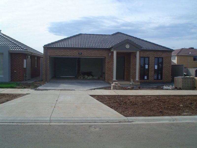 9 Oakview Parade, Caroline Springs VIC 3023