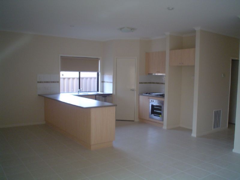 9 Oakview Parade, Caroline Springs VIC 3023