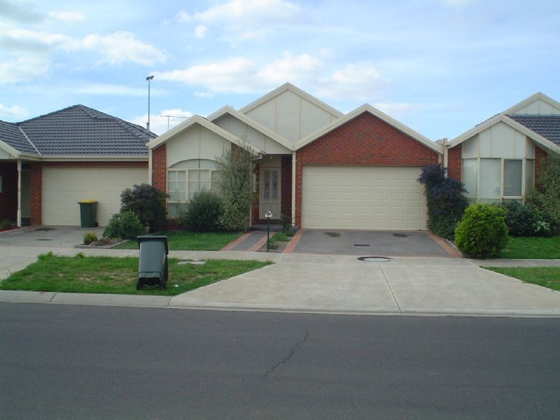 94 Tasman Crescent, Taylors Lakes VIC 3038