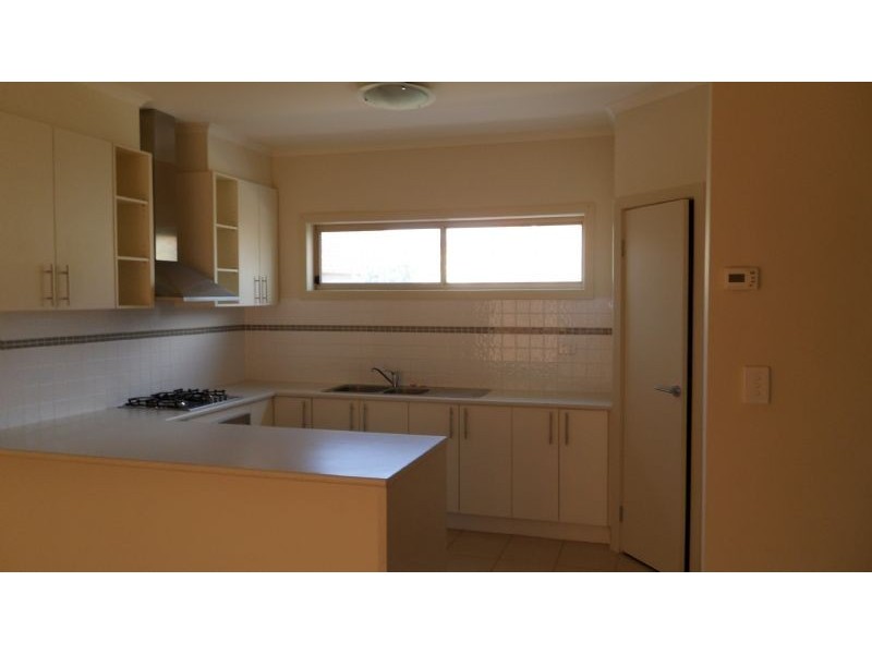 1/6 Stratheden Crt, Sydenham VIC 3037