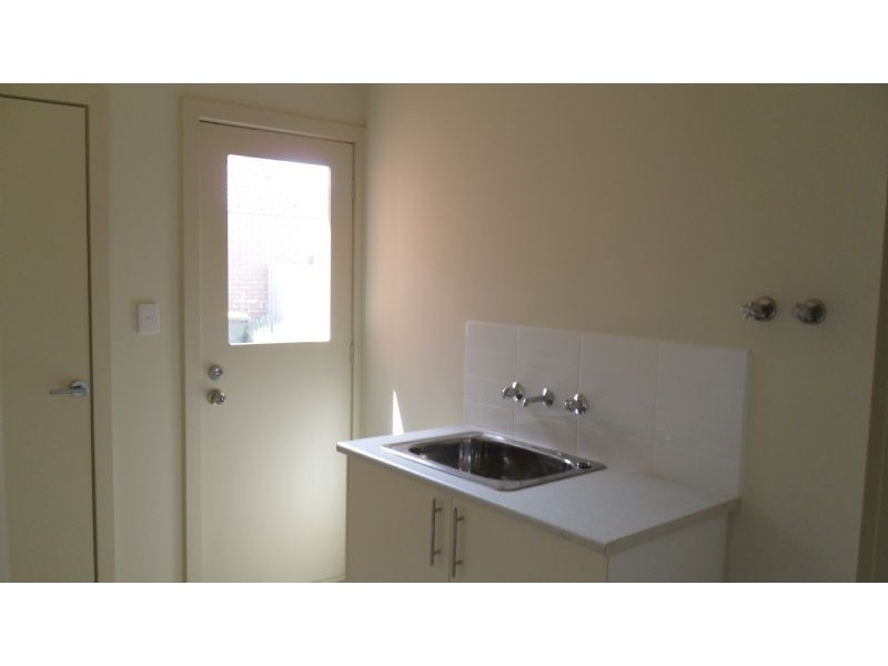 1/6 Stratheden Crt, Sydenham VIC 3037