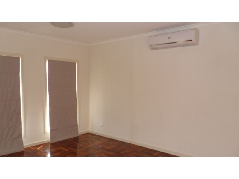 1/6 Stratheden Crt, Sydenham VIC 3037