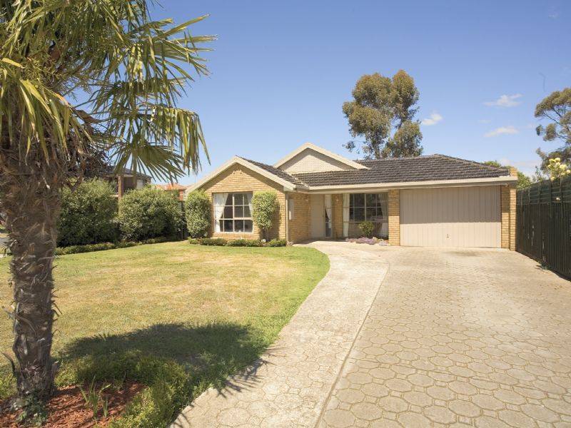 17 Santa Monica Drive, Taylors Lakes VIC 3038