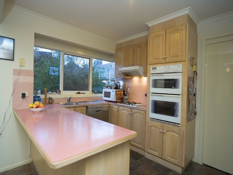 8 Parrakeet Court, Taylors Lakes VIC 3038