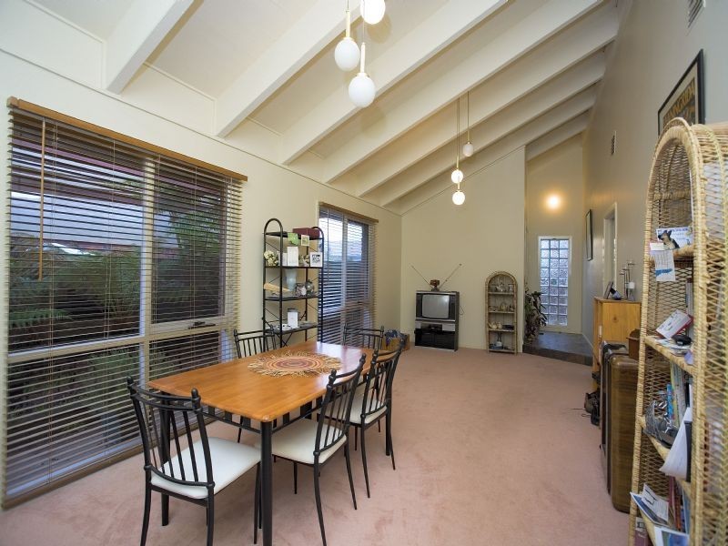 8 Parrakeet Court, Taylors Lakes VIC 3038