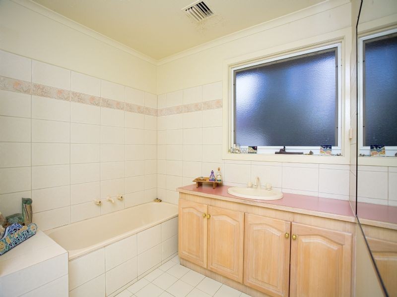 8 Parrakeet Court, Taylors Lakes VIC 3038