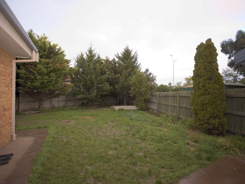 8 Parrakeet Court, Taylors Lakes VIC 3038