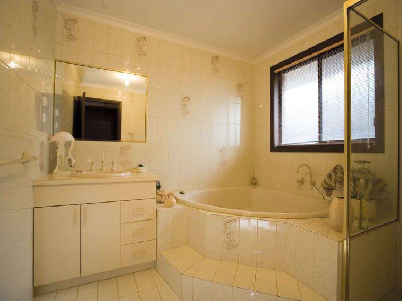 19 Tintaldra Drive, Taylors Lakes VIC 3038