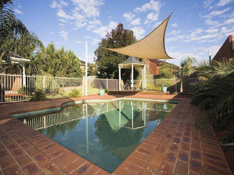 15 Reeve Drive, Keilor VIC 3036